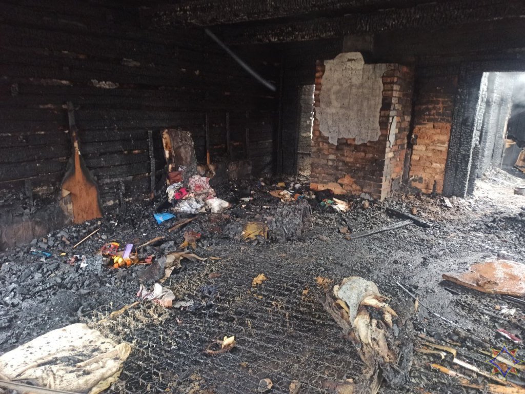 «Спасателям позвонили соседи». В МЧС рассказали первые подробности о пожаре в Ляховичском районе