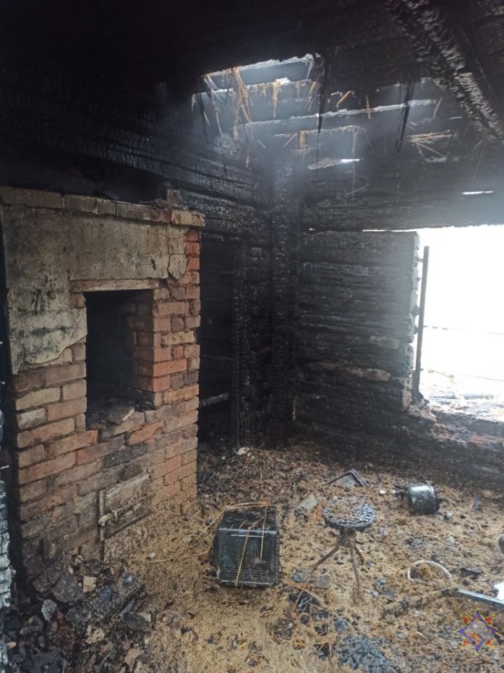 «Спасателям позвонили соседи». В МЧС рассказали первые подробности о пожаре в Ляховичском районе