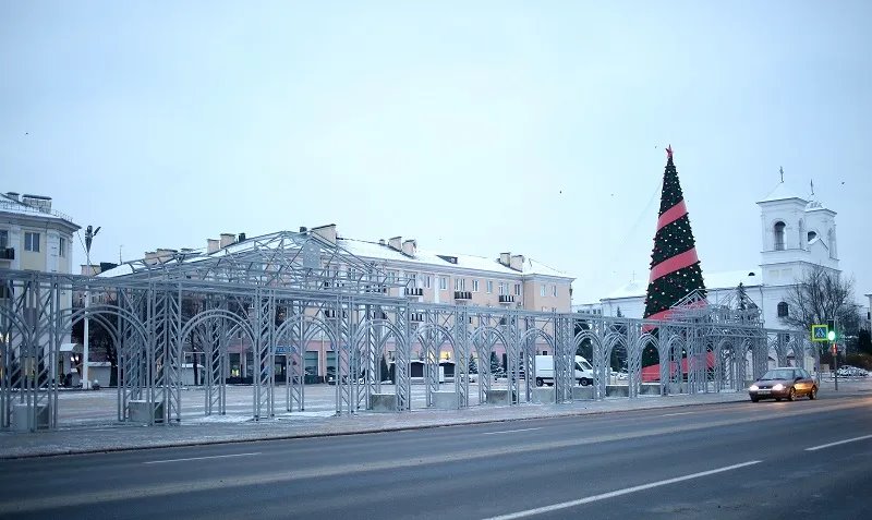 Еще одна новогодняя инсталляция появилась на площади Ленина в Бресте. Фотофакт