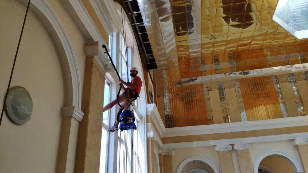 «У меня тоже иногда кровь стынет в жилах». Промышленный альпинист рассказал о своей работе и заработке