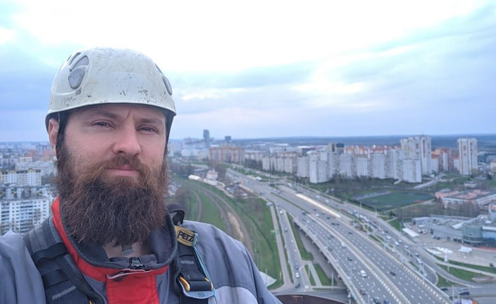 «У меня тоже иногда кровь стынет в жилах». Промышленный альпинист рассказал о своей работе и заработке