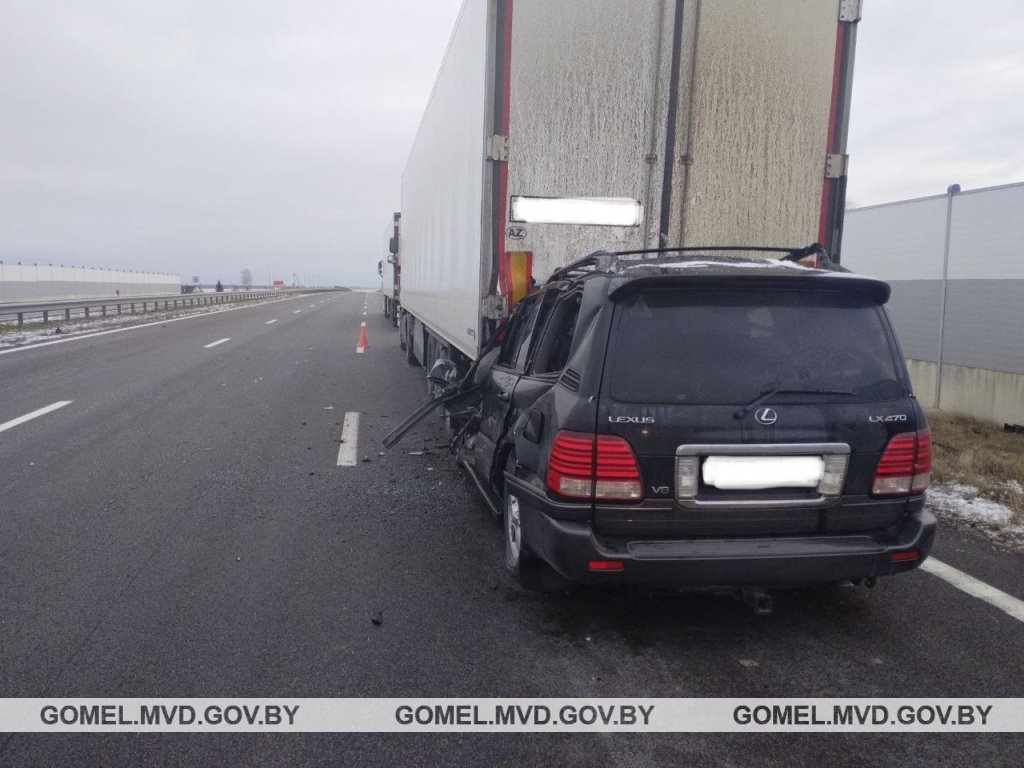 Автомобиль буквально зажало под прицепом. Lexus врезался в стоящую фуру