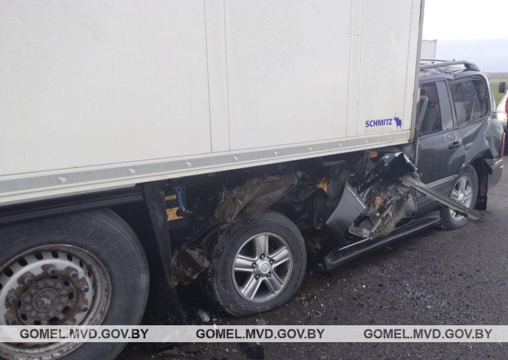 Автомобиль буквально зажало под прицепом. Lexus врезался в стоящую фуру