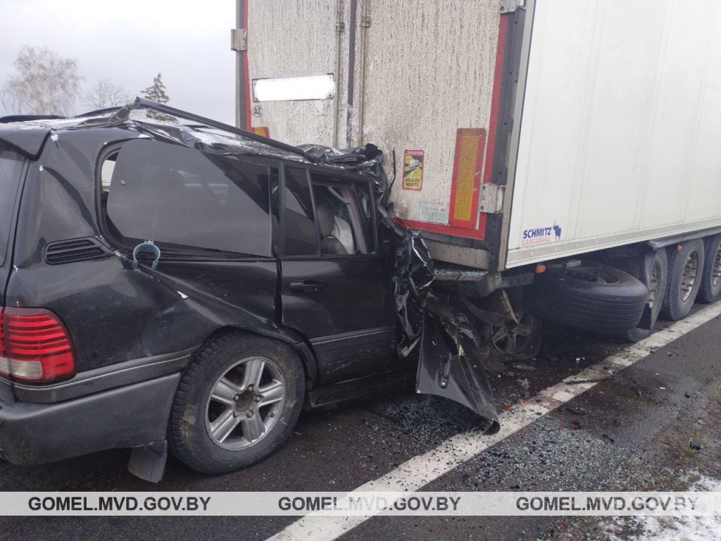 Автомобиль буквально зажало под прицепом. Lexus врезался в стоящую фуру