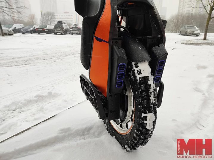 Можно ли в снегопад ездить на моноколесе? Узнали, как меняется его эксплуатация зимой