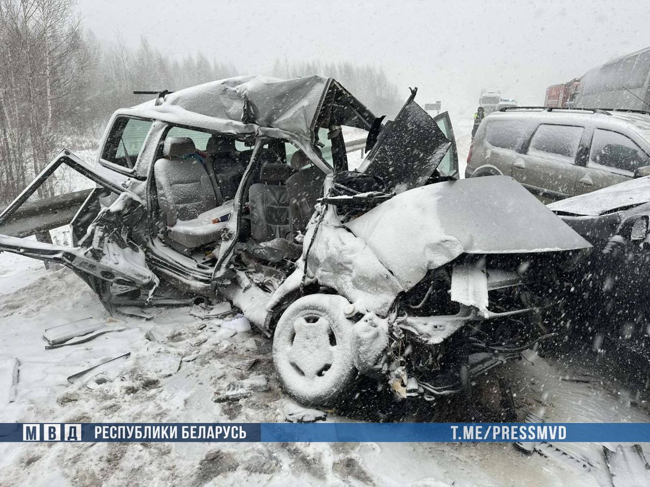 В Могилевской области столкнулись 3 легковушки и автобус: 2 человека погибли