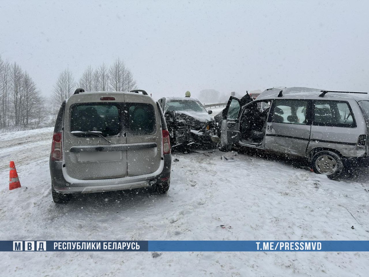 В Могилевской области столкнулись 3 легковушки и автобус: 2 человека погибли