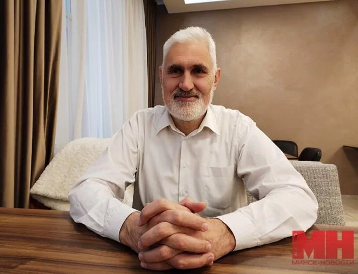 В маршрутке езжу, сложившись пополам. Как живет минчанин, чей рост превышает 2 метра