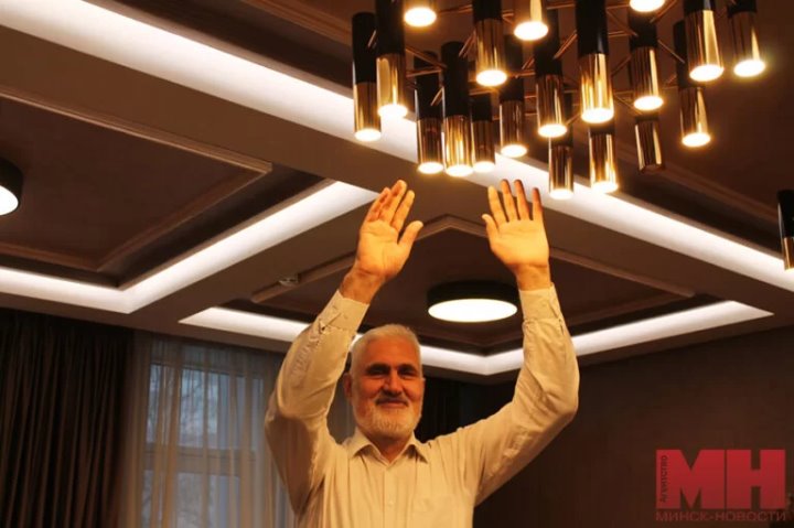 В маршрутке езжу, сложившись пополам. Как живет минчанин, чей рост превышает 2 метра