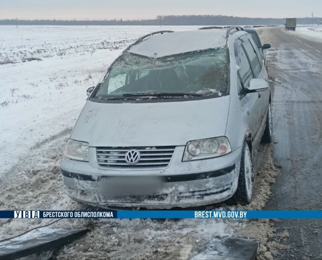 VW перевернулся в Ивацевичском районе. Подробности ДТП