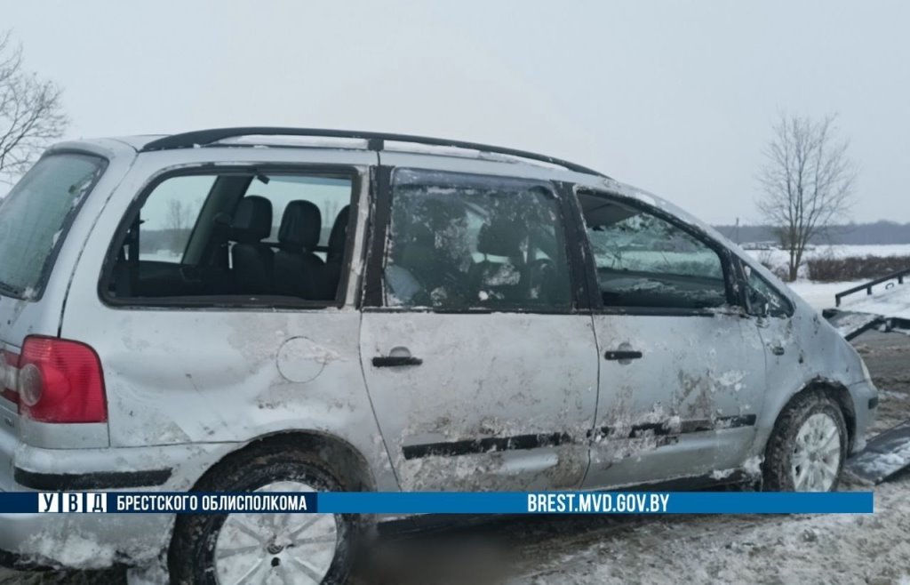 VW перевернулся в Ивацевичском районе. Подробности ДТП