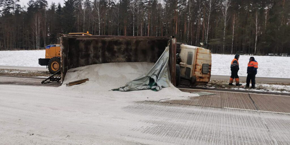 Грузовик с солью опрокинулся на трассе в Минской области