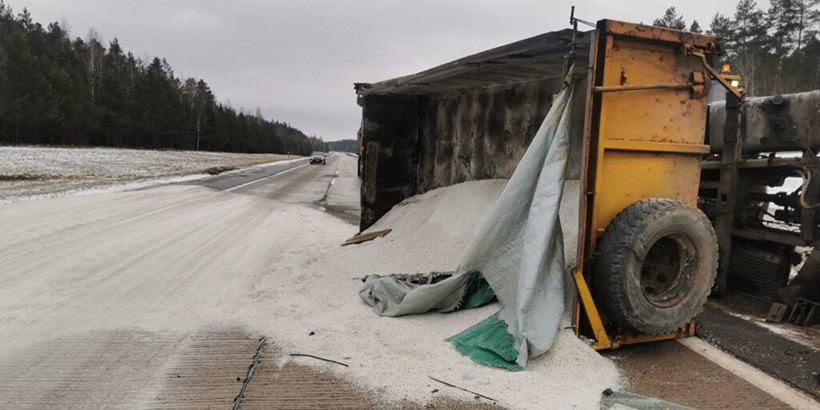 Грузовик с солью опрокинулся на трассе в Минской области