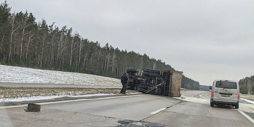 Грузовик с солью опрокинулся на трассе в Минской области
