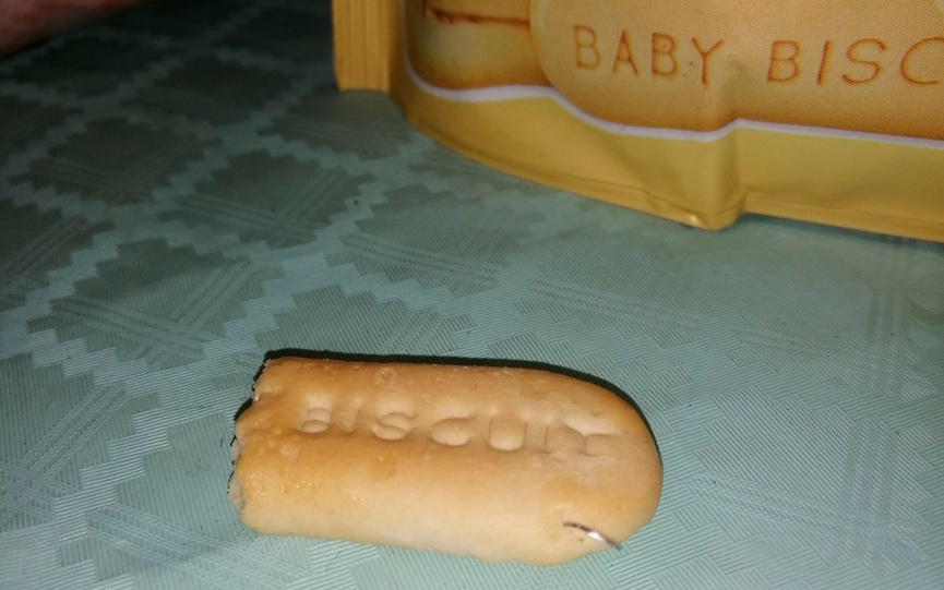 Мама в Барановичах купила для маленького сына печенье, а в нем оказалась… проволока