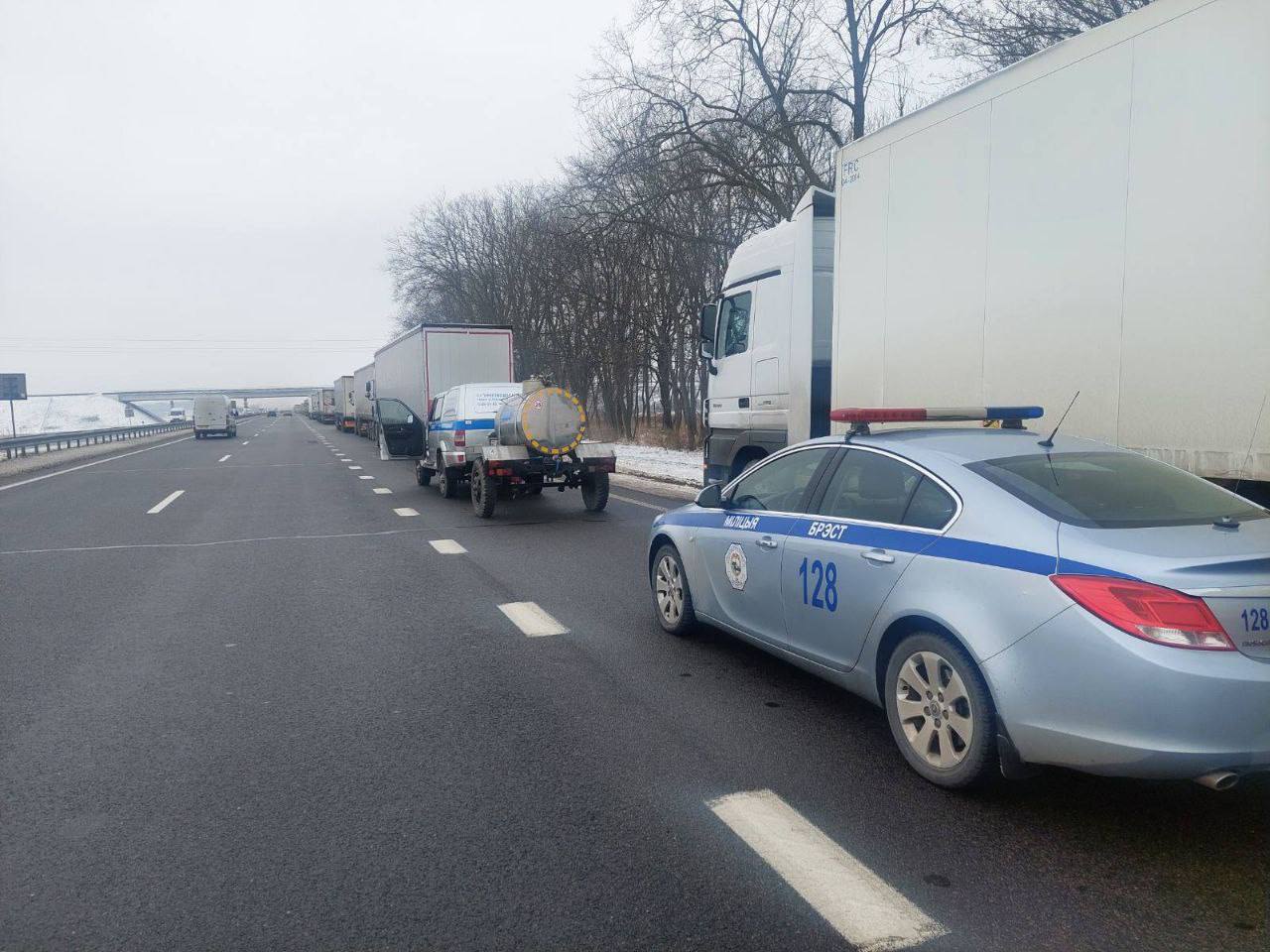 Дальнобойщикам возле Бреста пришли на помощь
