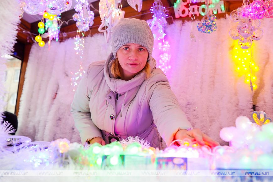 Пестрые, сияющие и манящие. Предновогодние ярмарки открылись в Бресте