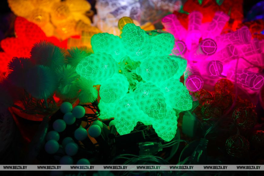 Пестрые, сияющие и манящие. Предновогодние ярмарки открылись в Бресте