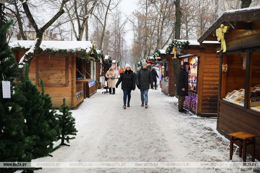 Пестрые, сияющие и манящие. Предновогодние ярмарки открылись в Бресте