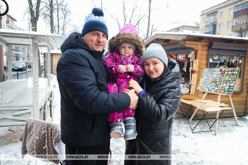 Пестрые, сияющие и манящие. Предновогодние ярмарки открылись в Бресте