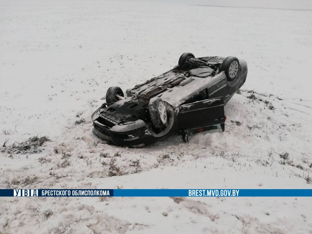 Возле Дивина перевернулся автомобиль. Подробности ДТП в Кобринском районе