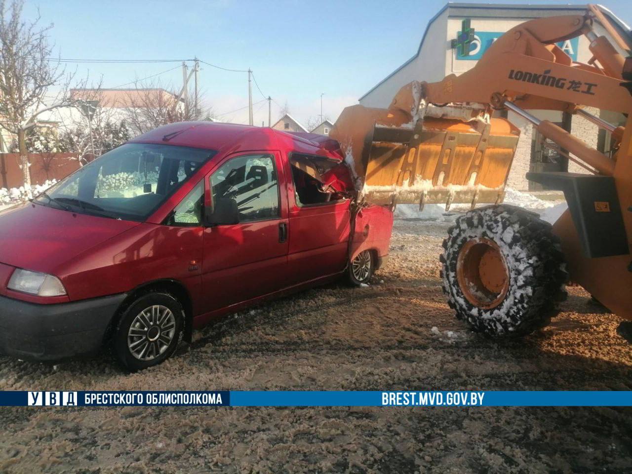Погрузчик с ковшом и легковушка. Стали известны подробности ДТП в Кобрине