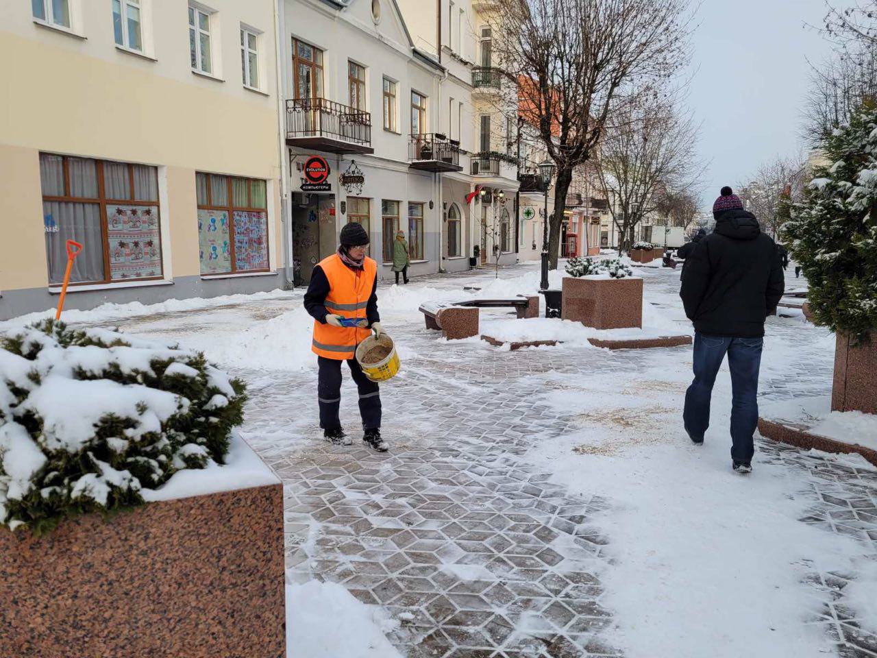 Предприятия помогают коммунальщикам Бреста в уборке снега