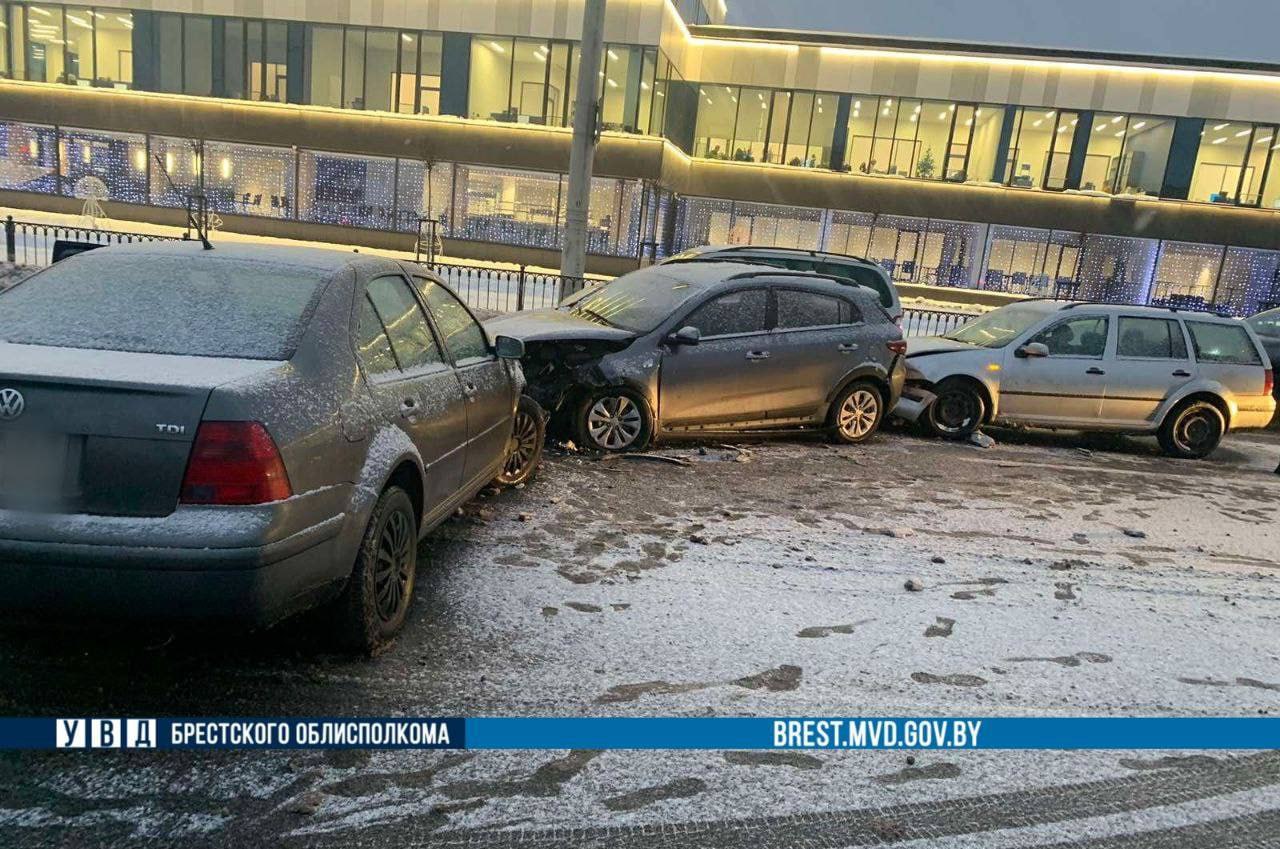 В Бресте на Пионерской произошло ДТП с участием трех авто. Появилось видео