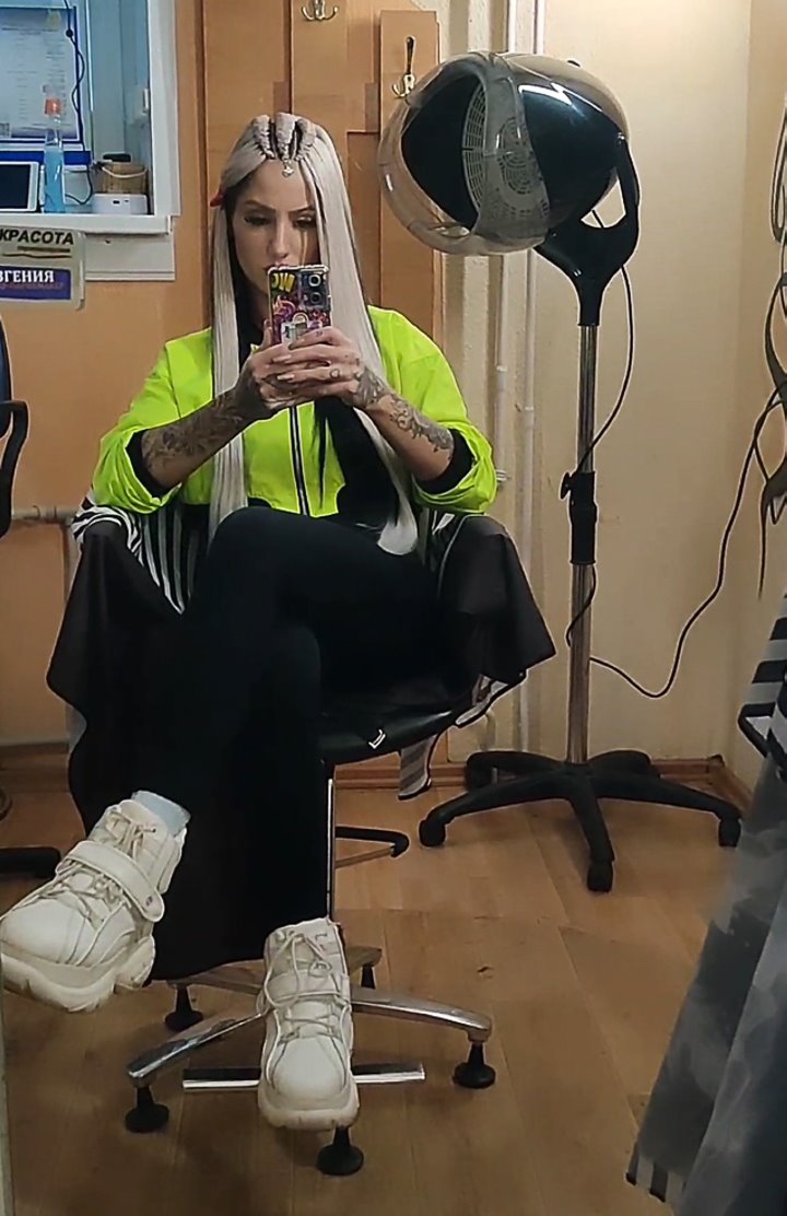 Первого клиента стригла час: парикмахер рассказала о тонкостях своей профессии