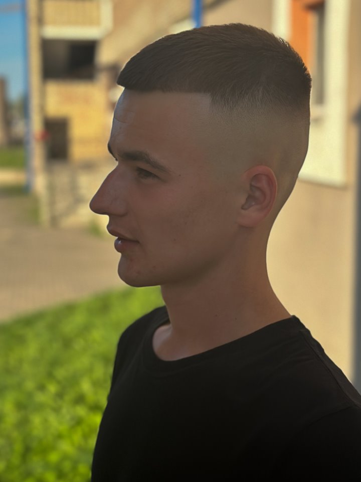 Первого клиента стригла час: парикмахер рассказала о тонкостях своей профессии