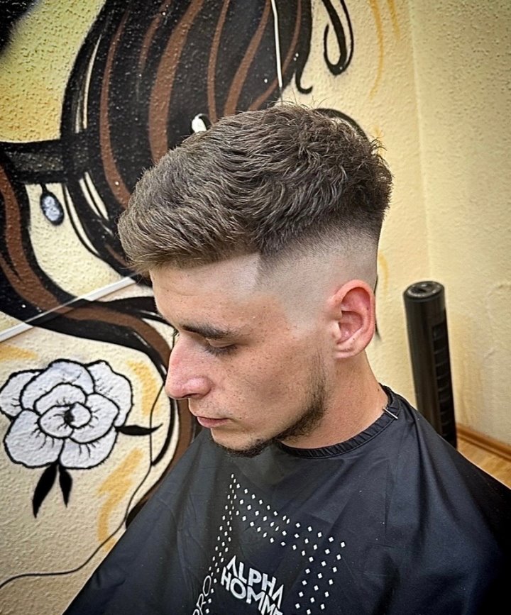 Первого клиента стригла час: парикмахер рассказала о тонкостях своей профессии