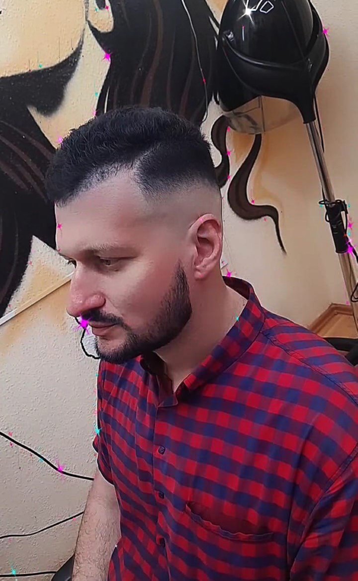 Первого клиента стригла час: парикмахер рассказала о тонкостях своей профессии