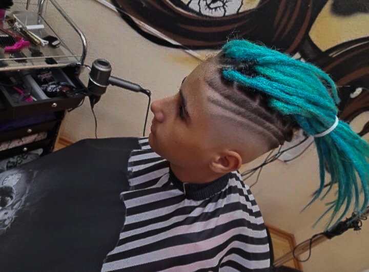 Первого клиента стригла час: парикмахер рассказала о тонкостях своей профессии