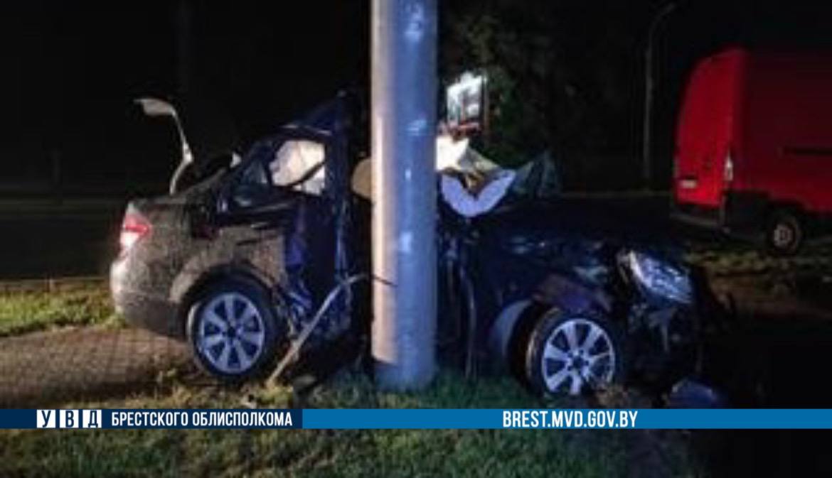 Возле Бреста 18-летний водитель Mercedes врезался ночью в световую опору