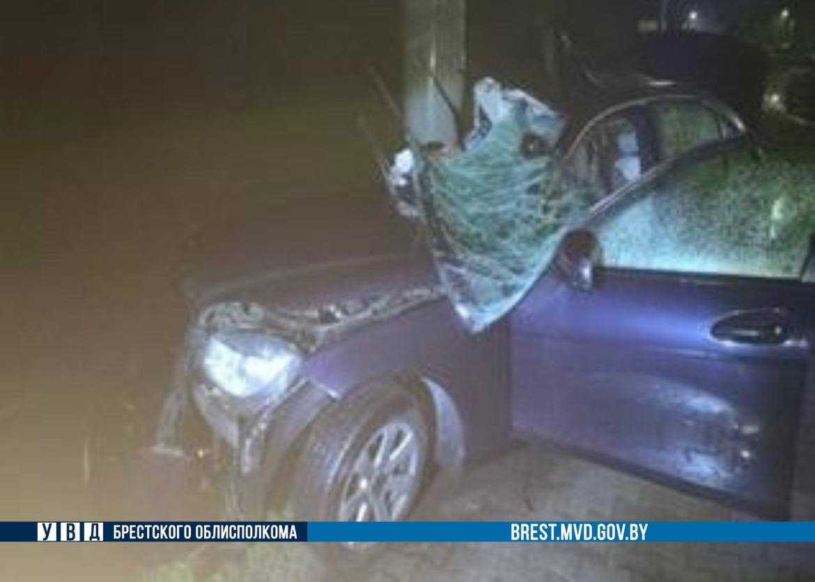 Возле Бреста 18-летний водитель Mercedes врезался ночью в световую опору