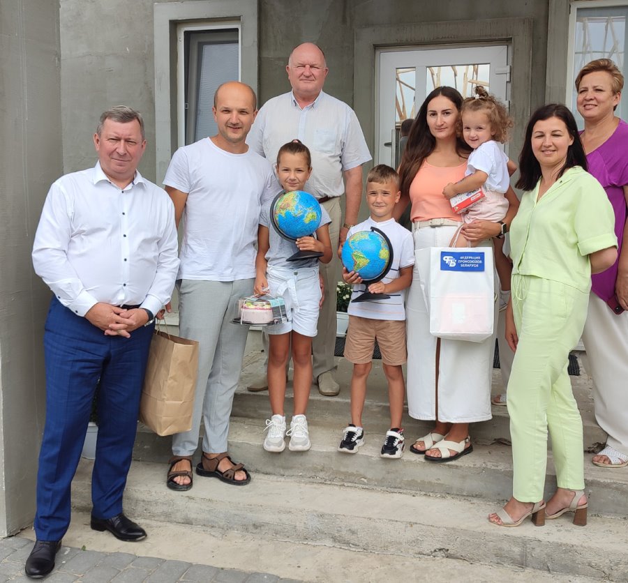 Чем сейчас занимается экс-мэр Бреста? Александр Рогачук посетил семьи в Кобринском и Ляховичском районах Брестчины