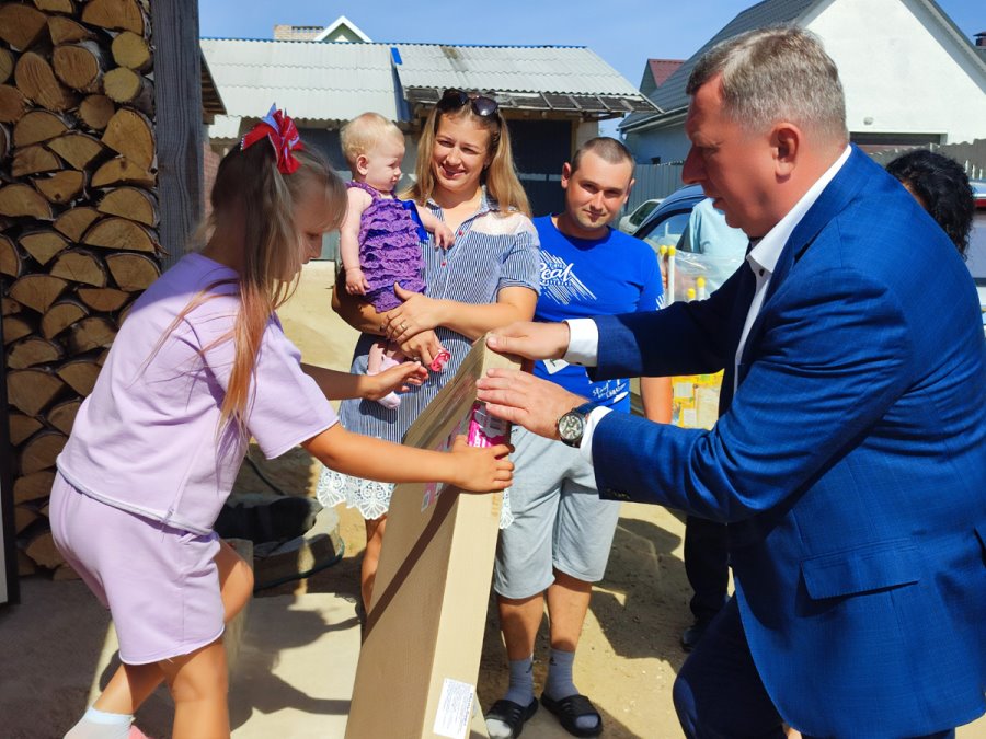 Чем сейчас занимается экс-мэр Бреста? Александр Рогачук посетил семьи в Кобринском и Ляховичском районах Брестчины