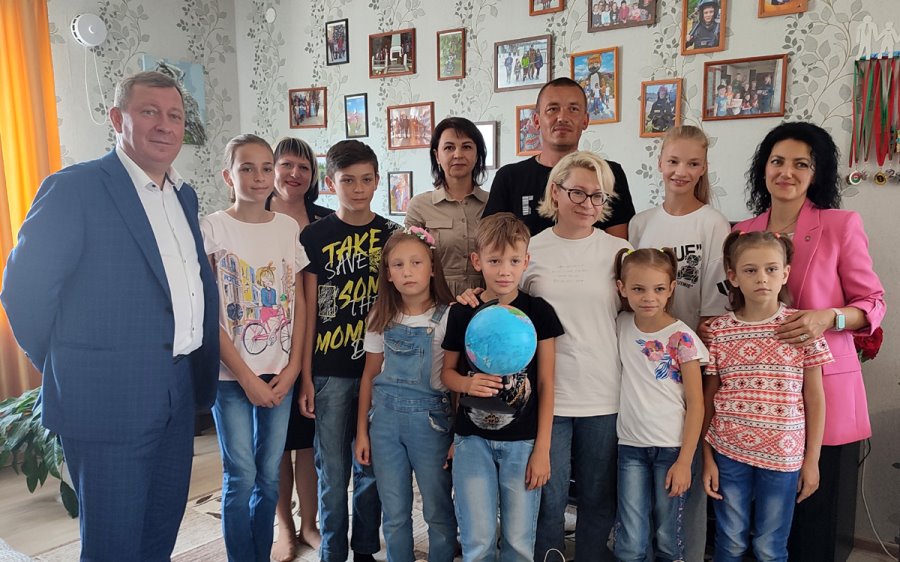 Чем сейчас занимается экс-мэр Бреста? Александр Рогачук посетил семьи в Кобринском и Ляховичском районах Брестчины