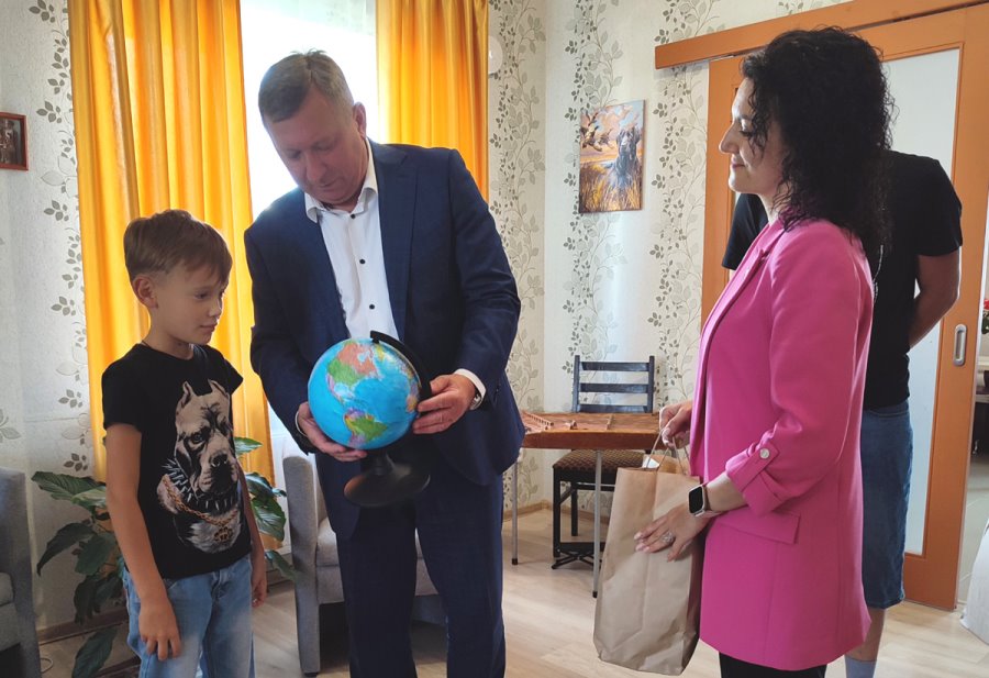 Чем сейчас занимается экс-мэр Бреста? Александр Рогачук посетил семьи в Кобринском и Ляховичском районах Брестчины