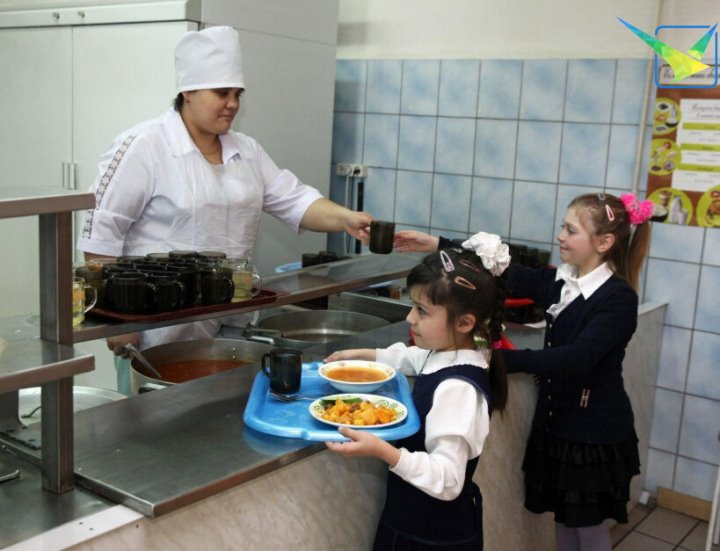 Можно ли отказаться от питания в школе, рассказала специалист