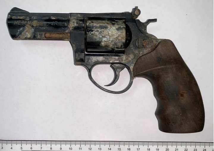 Брестчанин во время рыбалки нашел в реке револьвер