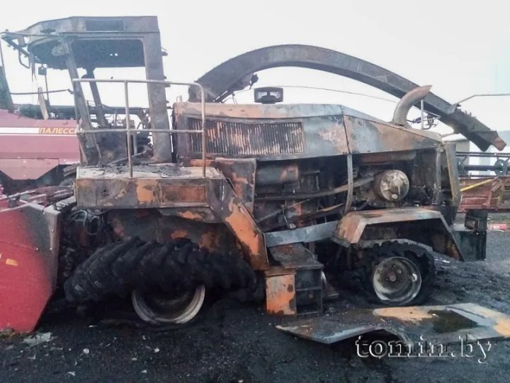 В агрогородке Мухавец под Брестом практически сгорел кормоуборочный комбайн