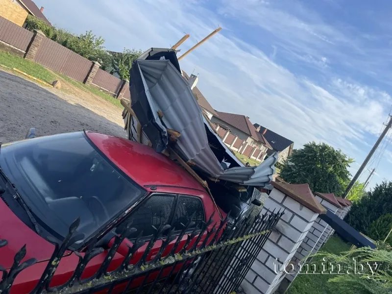 В Брестском районе гроза обесточила 14 населенных пунктов, с трех домов сорвало крыши