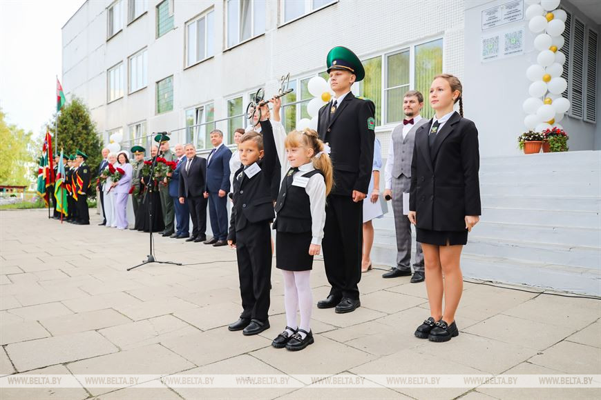 «Радостно и волнительно до слез». Школьный звонок прозвенел для 17,1 тыс. первоклассников Брестской области