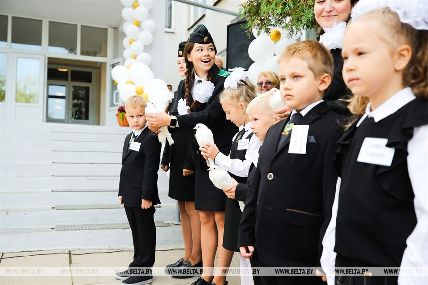 «Радостно и волнительно до слез». Школьный звонок прозвенел для 17,1 тыс. первоклассников Брестской области