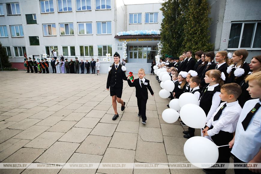 «Радостно и волнительно до слез». Школьный звонок прозвенел для 17,1 тыс. первоклассников Брестской области