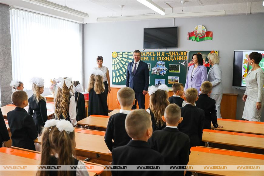 «Радостно и волнительно до слез». Школьный звонок прозвенел для 17,1 тыс. первоклассников Брестской области