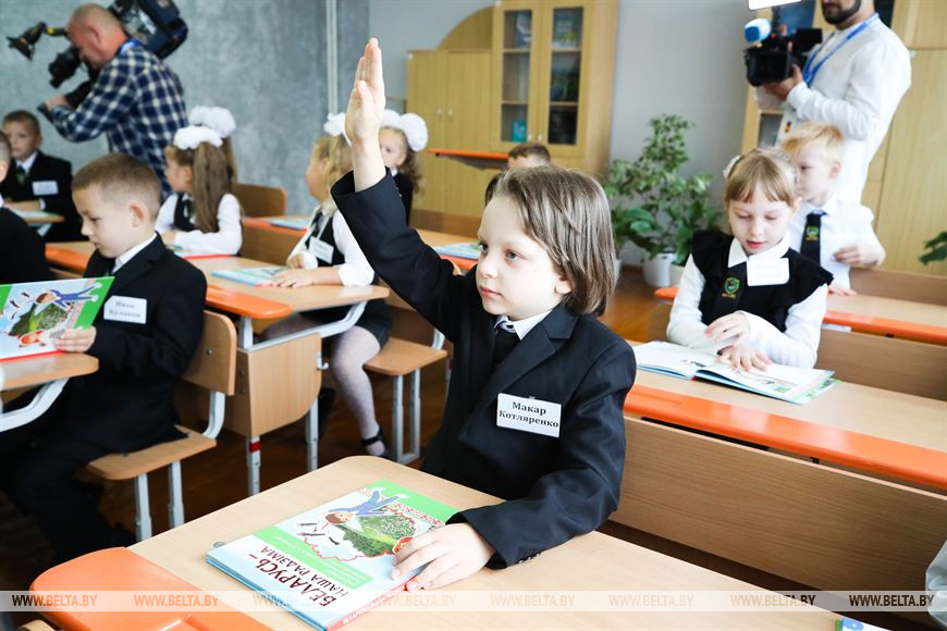 «Радостно и волнительно до слез». Школьный звонок прозвенел для 17,1 тыс. первоклассников Брестской области