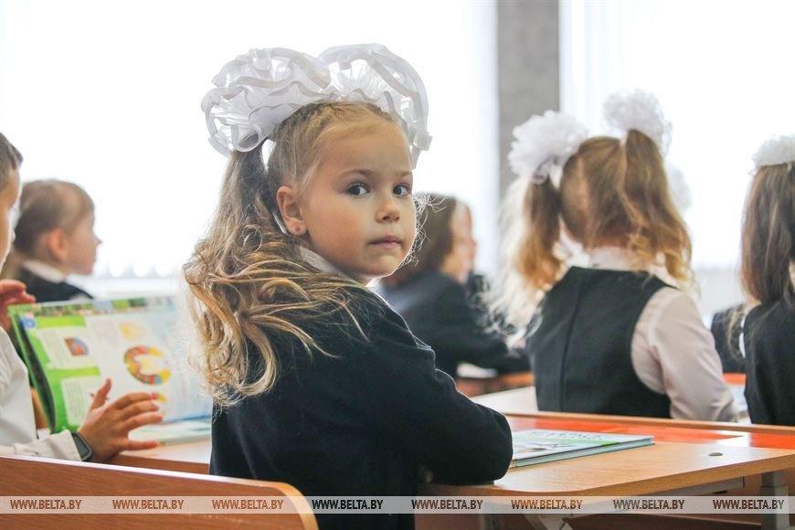 «Радостно и волнительно до слез». Школьный звонок прозвенел для 17,1 тыс. первоклассников Брестской области