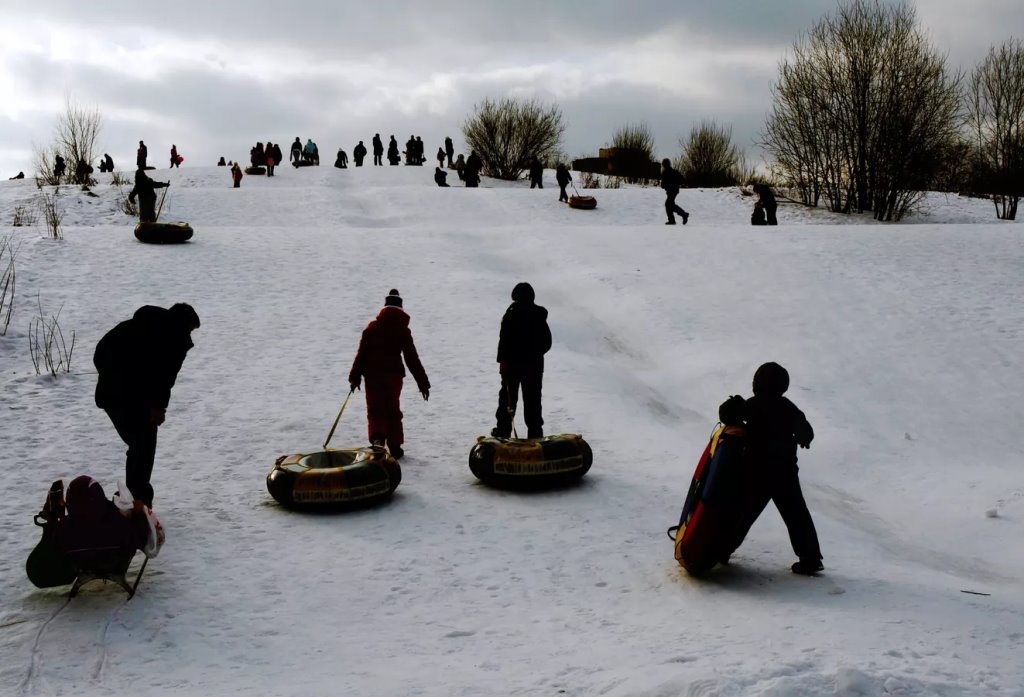 Травматологи предупреждают: самые опасные травмы у детей из-за тюбингов